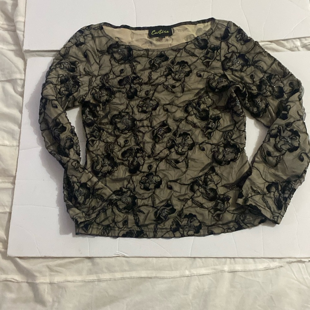 Beautiful vintage made in Canada Chartise top. Sparkly lace overlay